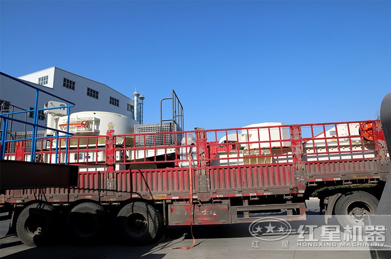 花崗巖制砂機(jī)裝車現(xiàn)場