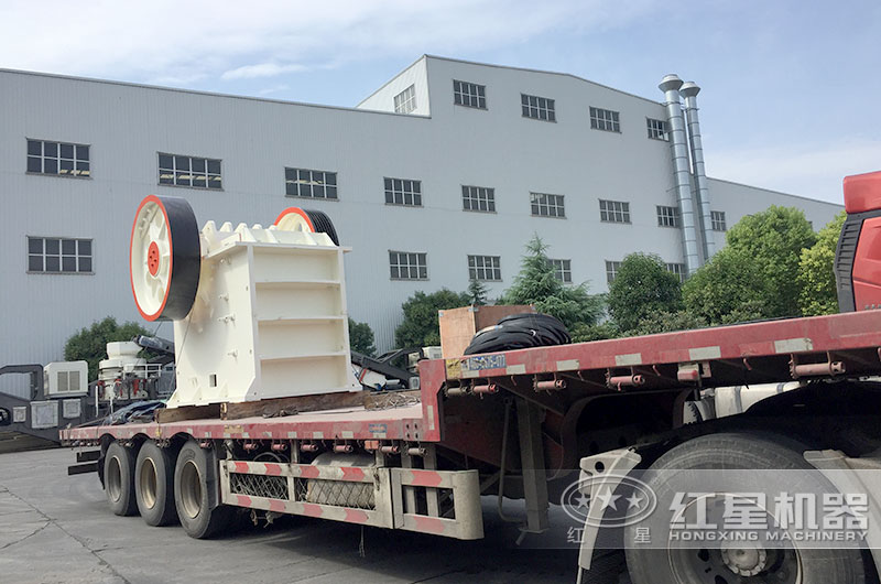 客戶(hù)訂購(gòu)的粗破—顎式破碎機(jī)裝車(chē)現(xiàn)場(chǎng)